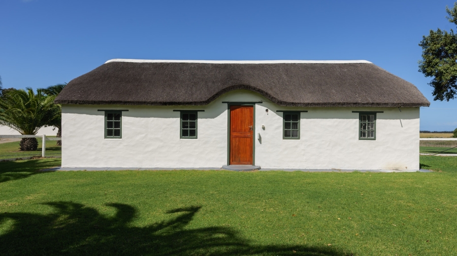 To Let 4 Bedroom Property for Rent in Struisbaai Western Cape